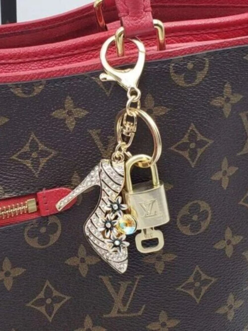 Authentic Louis Vuitton Gold Padlock 🔒 Shiny LV Key + Bag Unbranded Shoe Charm - Picture 6 of 8